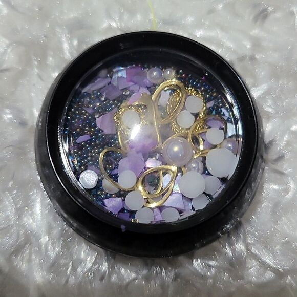 Lilac and gold nail embellishments - Picture 2 of 3